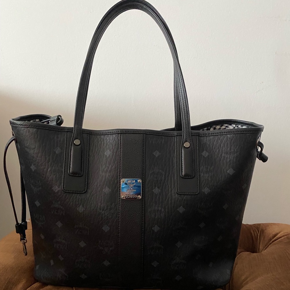 MCM BLACK TOTE HAND BAG $425.00 WITH POUCH $525.00  GOOD CONDITION